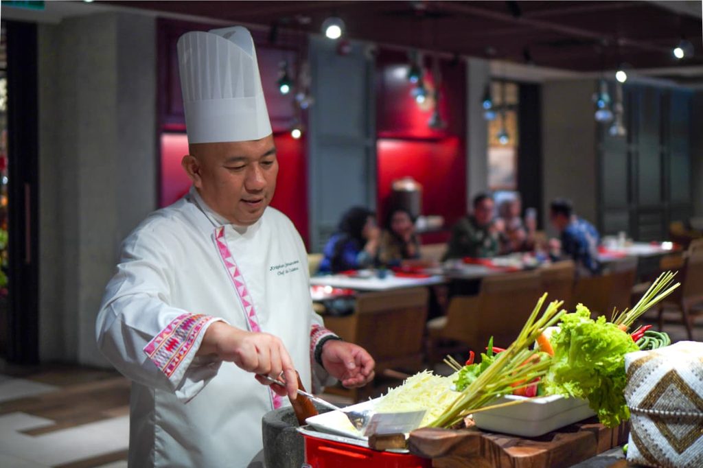 Chef Kritphan Jitmanowan menyiapkan hidangan Thailand di Makan Kitchen DoubleTree by Hilton Surabaya