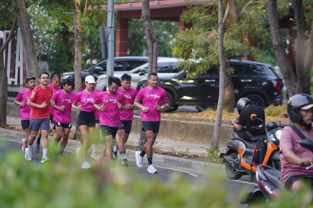Marriott Runners berlari bersama dalam kampanye Moving with Purpose untuk mendukung kepedulian kanker payudara.