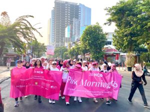 Peserta Pink Morning Club mengikuti jalan santai di Surabaya dalam kampanye kepedulian kanker payudara