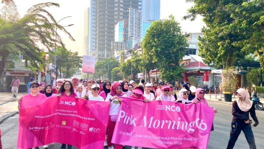 Peserta Pink Morning Club mengikuti jalan santai di Surabaya dalam kampanye kepedulian kanker payudara