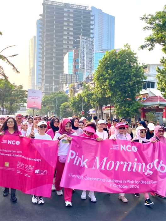 Peserta Pink Morning Club mengikuti jalan santai di Surabaya dalam kampanye kepedulian kanker payudara