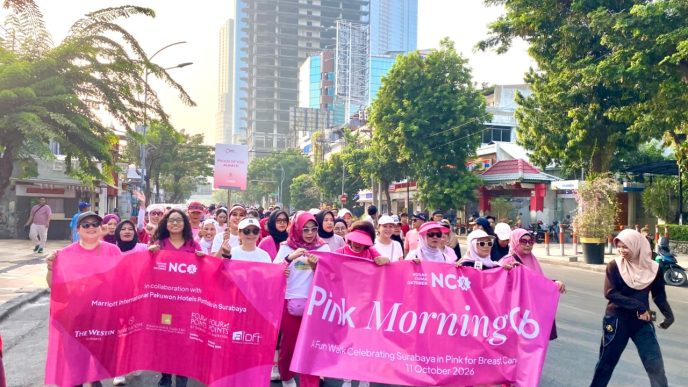 Peserta Pink Morning Club mengikuti jalan santai di Surabaya dalam kampanye kepedulian kanker payudara