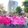 Peserta Pink Morning Club mengikuti jalan santai di Surabaya dalam kampanye kepedulian kanker payudara