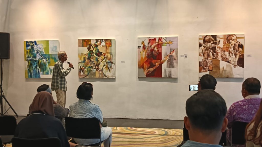 Yoseph Agus Tomo memaparkan karya-karyanya dalam pameran “The Imaginary Bodies” di ARTOTEL Grand Prima Surabaya