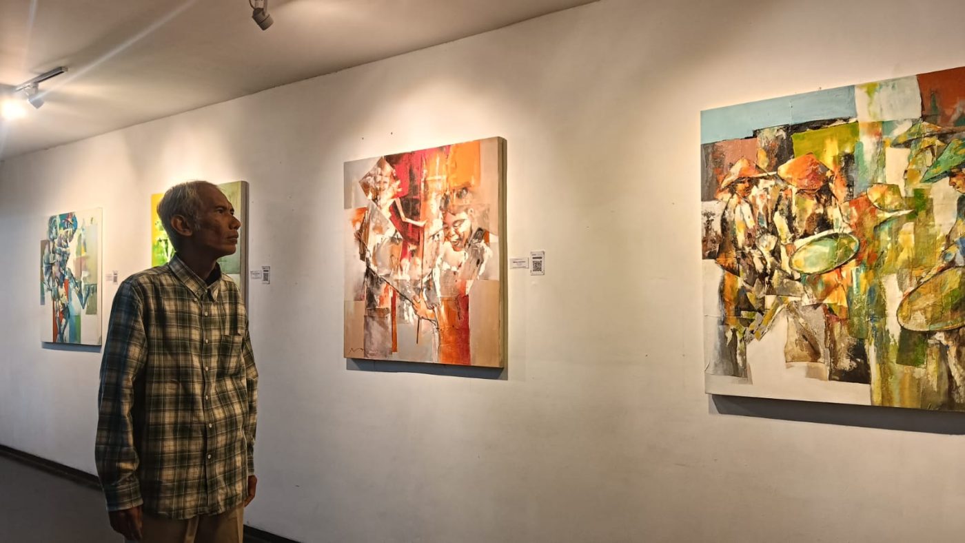 Yoseph Agus Tomo, seniman di balik pameran “The Imaginary Bodies” di ARTOTEL Grand Prima Surabaya