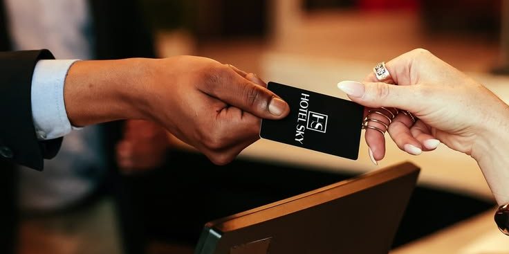 Penyerahan kartu akses kamar kepada tamu