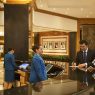 Proses check-in tamu di meja resepsionis hotel