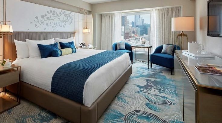 Interior kamar hotel dengan fasilitas untuk menunjang kenyamanan menginap