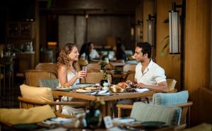Tamu menikmati hidangan di restoran hotel