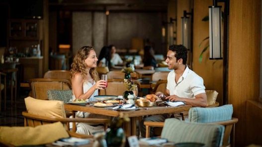 Tamu menikmati hidangan di restoran hotel