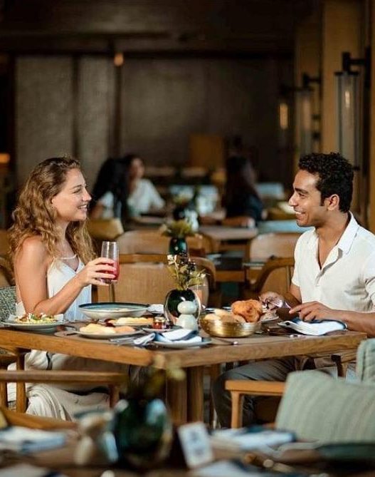 Tamu menikmati hidangan di restoran hotel
