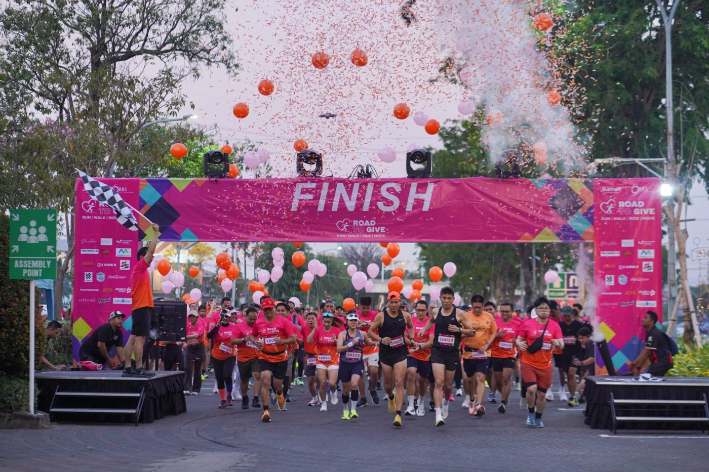 Peserta memeriahkan Road to Give 2026 di Surabaya