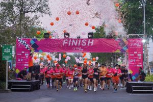 Peserta memeriahkan Road to Give 2026 di Surabaya