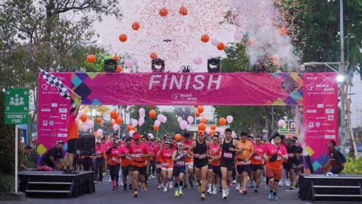 Peserta memeriahkan Road to Give 2026 di Surabaya