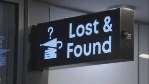 Papan petunjuk layanan Lost and Found di hotel