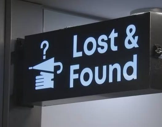 Papan petunjuk layanan Lost and Found di hotel