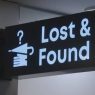 Papan petunjuk layanan Lost and Found di hotel