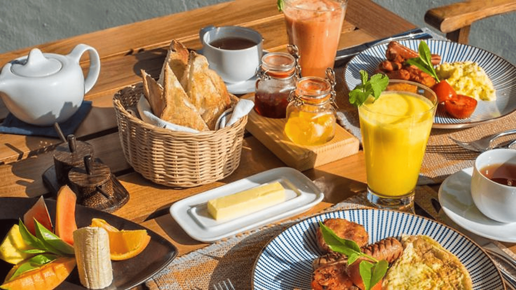 Sajian sarapan hotel dengan beragam pilihan makanan dan minuman