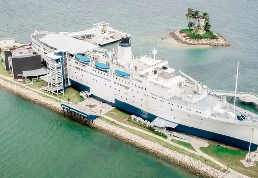 Doulos Phos The Ship Hotel, kapal bersejarah yang kini menjadi hotel di kawasan Bintan.